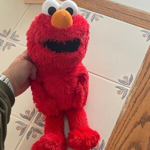 Elmo in Spanish and English